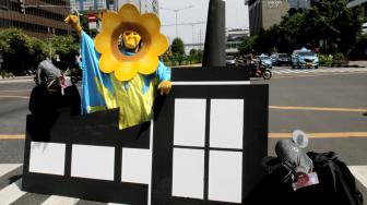 Sejumlah aktivis dari #BersihkanIndonesia melakukan aksi teatrikal di lintasan penyeberangan Jalan Sarinah, Jakarta Pusat, Kamis (20/12). [Suara.com/Fakhri Hermansyah]