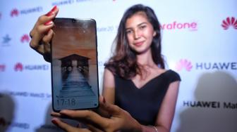 Model mencoba smartphone terbaru Mate 20 Series dari Huawei saat peluncuran perdana di Hotel Westin, Jakarta, Rabu (19/12). [Suara.com/Muhaimin A Untung]