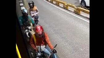 Sindiran Kocak Netizen untuk Pemotor Nakal yang Terjepit Bus Transjakarta