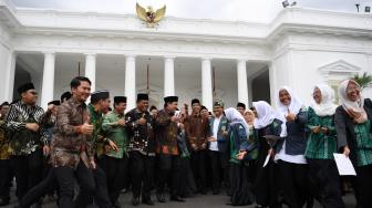 Presiden Joko Widodo berbincang dengan Sekjen PBNU Helmy Faishal Zaini (kelima kiri) dan peserta seusai membuka Kongres XIX Ikatan Pelajar Nahdlatul Ulama (IPNU) dan Kongres XVIII Ikatan Pelajar Putri Nahdlatul Ulama (IPPNU) di Istana Negara Jakarta, Jumat (21/12). ANTARA FOTO/Wahyu Putro A