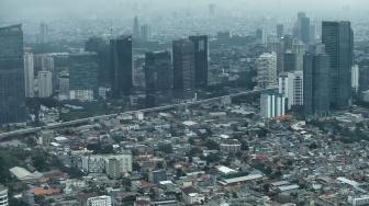 Suasana kawasan padat penduduk di Jakarta, Jumat (21/12). [Suara.com/Muhaimin A Untung]