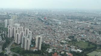 Suasana kawasan padat penduduk di Jakarta, Jumat (21/12). [Suara.com/Muhaimin A Untung]