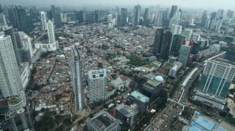 Suasana kawasan padat penduduk di Jakarta, Jumat (21/12). [Suara.com/Muhaimin A Untung]