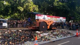 Polisi Musnahkan Puluhan Ribu Botol Miras Hasil Sitaan di Jakarta