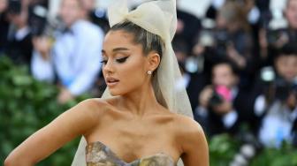 Tak Cuma Nyanyi, Kini Ariana Grande Jadi Wajah Baru Givenchy