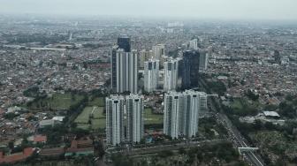 Suasana kawasan padat penduduk di Jakarta, Jumat (21/12). [Suara.com/Muhaimin A Untung]