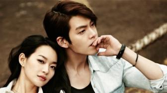 Shin Min Ah Susul Kim Woo Bin Syuting Our Blues di Jeju, Penggemar Heboh