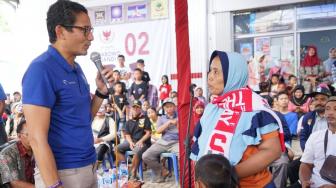 Blusukan di Hari Ibu, Sandiaga Kasih Syal ke Bu Ati