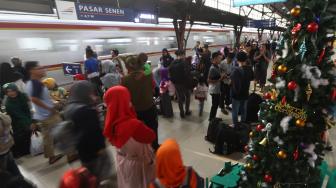 Puncak Arus Mudik Natal dan Tahun Baru di Stasiun Pasar Senen