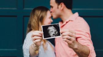 Momen Haru Istri Beri Kejutan Ulang Tahun Suami: Foto USG Bayi, Setelah Lima Tahun Menanti