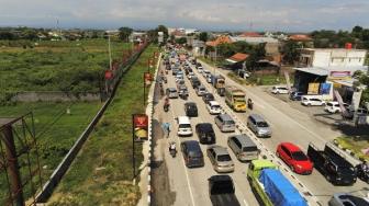 Gratis Hingga Tahun Baru, Ribuan Kendaraan Mengular di Tol Colomadu