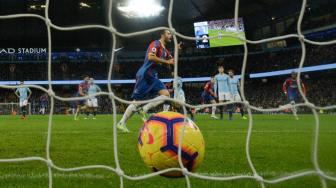 Gelandang SCrystal Palace Luka Milivojevic merayakan golnya usai mencetak gol ketiga selama pertandingan sepak bola Liga Inggris antara Manchester City melawan Crystal Palace di Stadion Etihad, Manchester, Inggris, Sabtu (22/12). [Oli SCARFF / AFP]