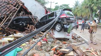 Khawatir Tsunami Susulan, Ratusan Warga Teluk Kiluan Mengungsi ke Gunung