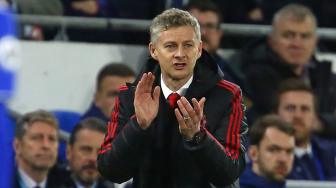 Manajer sementara Manchester United Ole Gunnar Solskjaer memberi isyarat di tepi lapangan selama pertandingan sepak bola Liga Inggris antara antara Cardiff City melawan Manchester United di Stadion Cardiff, Cardiff,Inggris, Minggu (23/12). [Geoff CADDICK / AFP]