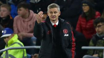 Manajer sementara Manchester United Ole Gunnar Solskjaer memberi isyarat di tepi lapangan selama pertandingan sepak bola Liga Inggris antara antara Cardiff City melawan Manchester United di Stadion Cardiff, Cardiff,Inggris, Minggu (23/12). [Geoff CADDICK / AFP]