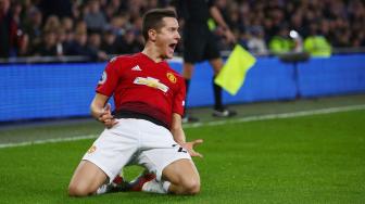 Gelandang Manchester United Ander Herrera merayakan golnya setelah mencetak gol kedua mereka selama pertandingan sepak bola Liga Inggris antara Cardiff City melawan Manchester United  di Stadion Cardiff, Cardiff, Inggris, Minggu (23/12). [Geoff CADDICK / AFP]