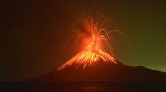 Sejarah Gunung Anak Krakatau yang Statusnya Dinaikkan Menjadi Siaga