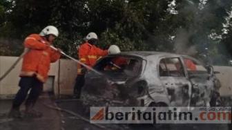 Tabrak Barier, Mobil Yaris yang Dikemudikan Pelajar Terbakar di Tol