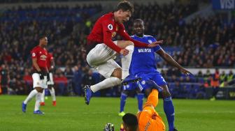 Kiper Cardiff City, Neil Etheridge menyelamatkan menghalau bek Manchester United Victor Lindelof selama pertandingan sepak bola Liga Inggris antara Cardiff City melawan Manchester United di Stadion Cardiff City  di Stadion Cardiff, Cardiff, Inggris, Minggu (23/12). [Geoff CADDICK / AFP]