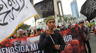 Sejumlah masyarakat Pembela Tauhid menggelar aksi solidaritas terhadap Muslim Uighur di Hari Bebas Kendaraan Bermotor (HBKB) di Bundaran HI, Jakarta Pusat, Minggu (23/11).[Suara.com/Fakhri Hermansyah]