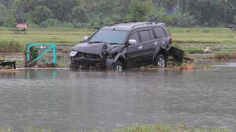 Suasana pasca tsunami di kawasan Anyer, Banten, Minggu (23/12).  [Suara.com/Fakhri Hermansyah]