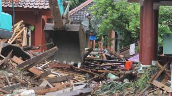 Suasana di Pantai Anyer pasca-tsunami, Banten, Jawa Barat, Minggu (23/12). [Suara.com/Fakhri Hermansyah]