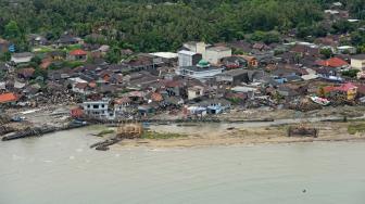 Foto udara kerusakan akibat tsunami Selat Sunda di wilayah pesisir Pandeglang, Banten, Minggu (23/12). [ANTARA FOTO/HO-Susi Air]