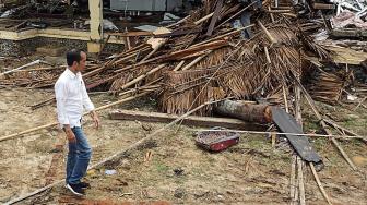 Presiden Joko Widodo meninjau lokasi bekas tsunami di Kampung Pasawahan, Carita, Pandeglang, Banten, Senin (24/12). [ANTARA FOTO/Asep Fathulrahman]