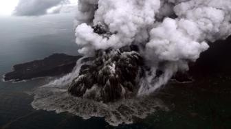Airnav Sebut Aktivitas Gunung Anak Krakatau Belum Ganggu Penerbangan