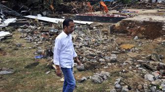 Presiden Joko Widodo meninjau lokasi bekas tsunami di Kampung Pasawahan, Carita, Pandeglang, Banten, Senin (24/12). [ANTARA FOTO/Asep Fathulrahman]