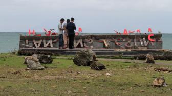 Suasana lokasi tempat band Seventeen manggung di Resort Tanjung Lesung, Banten, Senin (24/12). [Suara.com/Fakhri Hermansyah]