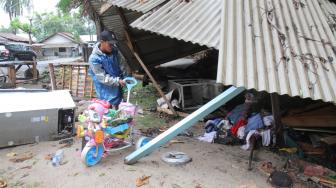 Suasana di Pantai Anyer pasca-tsunami, Banten, Jawa Barat, Minggu (23/12). [Suara.com/Fakhri Hermansyah]