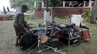 Suasana lokasi tempat band Seventeen manggung di Resort Tanjung Lesung, Banten, Senin (24/12). [Suara.com/Fakhri Hermansyah]