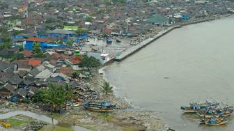 Foto udara kerusakan akibat tsunami Selat Sunda di wilayah pesisir Pandeglang, Banten, Minggu (23/12). [ANTARA FOTO/HO-Susi Air]