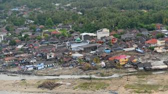 Foto udara kerusakan akibat tsunami Selat Sunda di wilayah pesisir Pandeglang, Banten, Minggu (23/12). [ANTARA FOTO/HO-Susi Air]