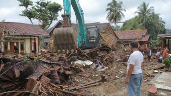 Suasana di Pantai Anyer pasca-tsunami, Banten, Jawa Barat, Minggu (23/12). [Suara.com/Fakhri Hermansyah]