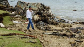 Presiden Joko Widodo meninjau lokasi bekas tsunami Hotel Mutiara Carita yang rusak akibat tsunami di Kabupaten Pandeglang, Banten, Senin (24/12).[ANTARA FOTO/Bayu Prasetyo]