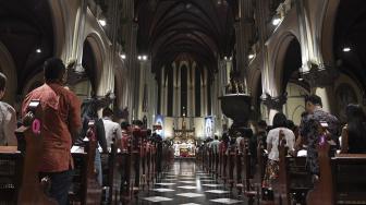 Umat Katolik melaksanakan misa malam Natal di Gereja Katedral, Jakarta, Senin (24/12). [ANTARA FOTO/Hafidz Mubarak]