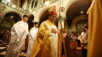 Umat Katolik melaksanakan misa Natal di Gereja Katedral, Jakarta, Selasa (25/12). [Suara.com/Muhaimin A Untung]