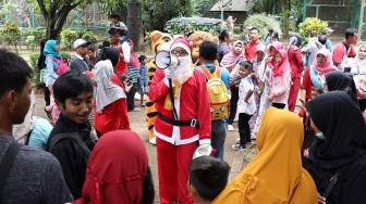 Santa Claus Bagi-bagi Hadiah di Ragunan