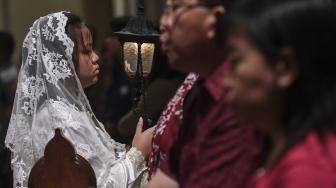 Umat Katolik melaksanakan misa malam Natal di Gereja Katedral, Jakarta, Senin (24/12). [ANTARA FOTO/Hafidz Mubarak]