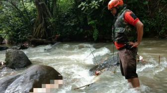 Perempuan Bugil Ditemukan Tewas Tersangkut Batu di Sungai