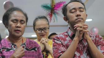 Sejumlah umat Kristiani mengikuti ibadah Kebaktian Natal di Gereja Pantekosta Rahmat Carita, Pandeglang, Banten, Selasa (25/12). [Suara.com/Fakhri Hermansyah]