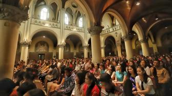 Umat Katolik melaksanakan misa Natal di Gereja Katedral, Jakarta, Selasa (25/12). [Suara.com/Muhaimin A Untung]