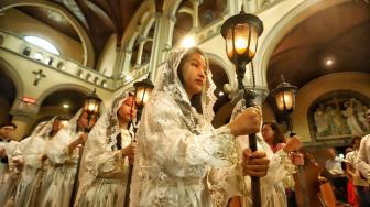 Umat Katolik melaksanakan misa Natal di Gereja Katedral, Jakarta, Selasa (25/12). [Suara.com/Muhaimin A Untung]