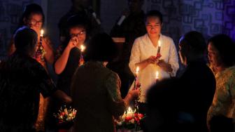 Sejumlah umat Kristiani mengikuti ibadah Kebaktian Natal di Gereja Pantekosta Rahmat Carita, Pandeglang, Banten, Selasa (25/12). [Suara.com/Fakhri Hermansyah]