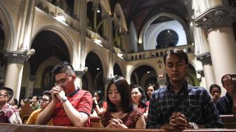 Umat Katolik melaksanakan misa malam Natal di Gereja Katedral, Jakarta, Senin (24/12). [ANTARA FOTO/Hafidz Mubarak]