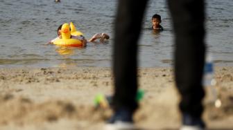 Manfaatkan Libur Natal di Pantai Langon Ancol