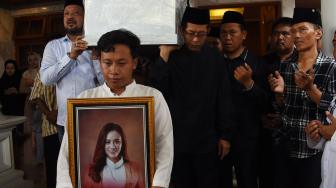 


Sejumlah orang mengusung peti jenazah Dylan Sahara, istri vokalis band Seventeen, Riefian Fajarsyah alias Ifan di rumah duka Kelurahan Kepatihan, Ponorogo, Jawa Timur, Selasa (25/12). [ANTARA FOTO/Siswowidodo