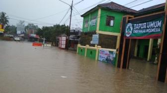 Malam Tahun Baru Pandeglang Dilanda Banjir, Ada yang Sampai Atap Rumah